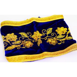 La broderie bleue aux fils dorés