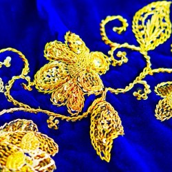 La broderie bleue aux fils dorés