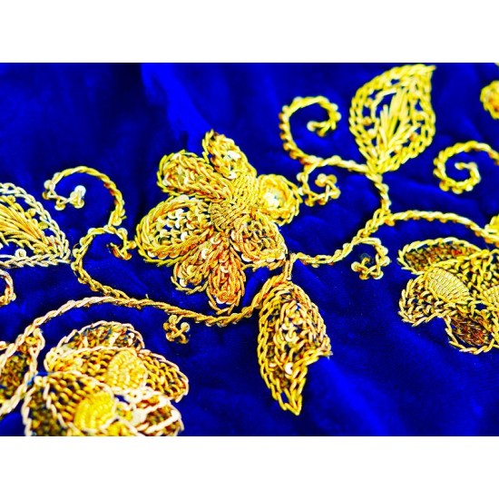 La broderie bleue aux fils dorés